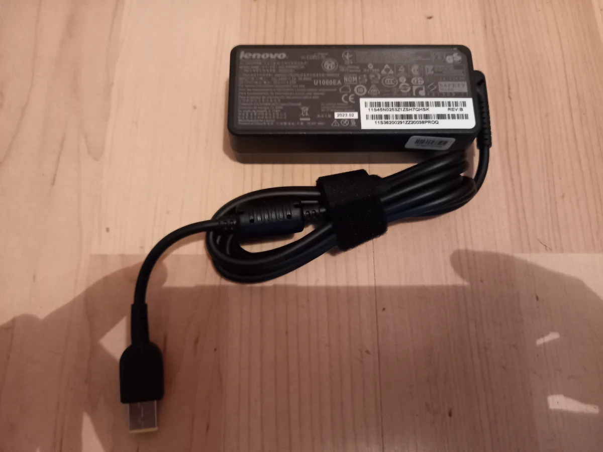 lenovo punjac v110-14 v130-14 v130-15ikb original novo